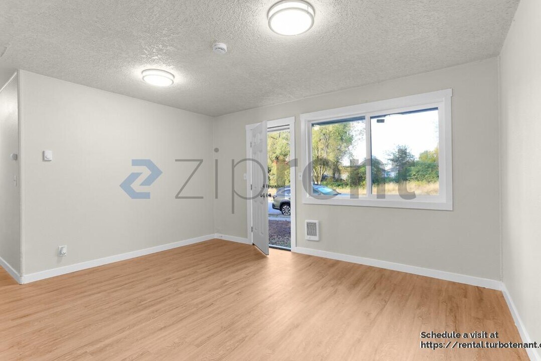 1502 Kirkland Ave NE in Renton, WA - Building Photo