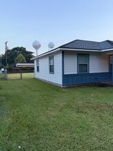 1105 Woodbine Dr in West Columbia, TX - Building Photo - Building Photo