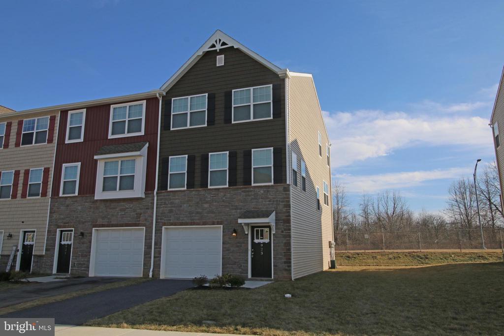 923 Admiral's Quay Dr in Mechanicsburg, PA - Building Photo