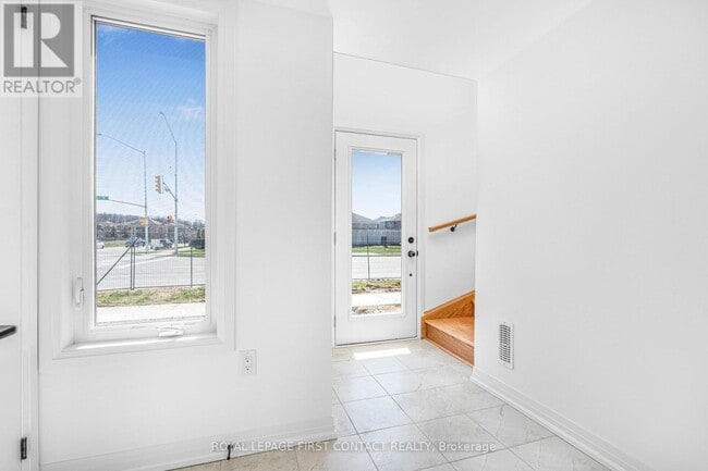 3 Fairlane Ave in Barrie, ON - Building Photo - Building Photo