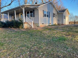 18201 Genito Rd in Amelia Court House, VA - Building Photo