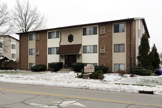 Sheffield Village Apartments & Townhomes in Valparaiso, IN - Building Photo - Building Photo