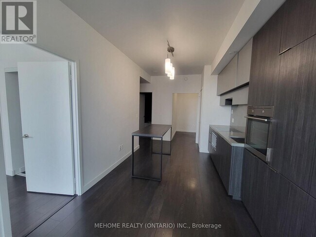 8 Eglinton Ave E in Toronto, ON - Building Photo - Building Photo