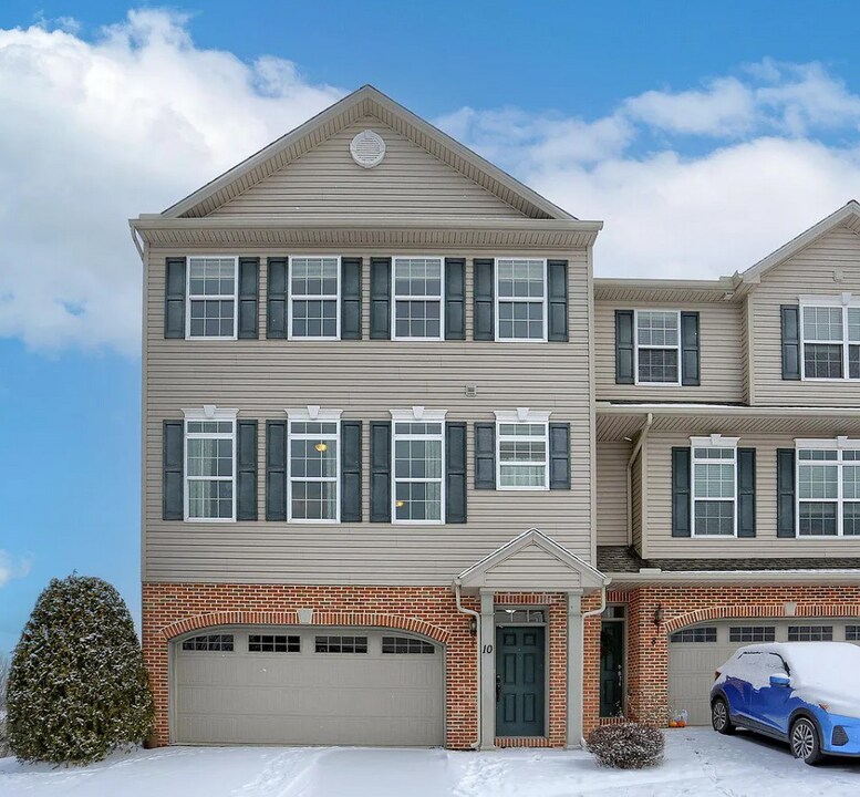 10 Jay Cir in Lemoyne, PA - Building Photo