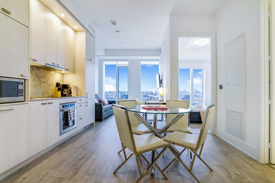 500 Front St W in Toronto, ON - Building Photo