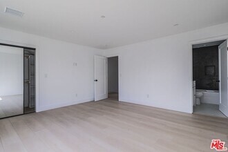 11812 Gilmore St in Los Angeles, CA - Building Photo - Building Photo