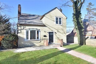 19 Longmeadow Rd in Yonkers, NY - Building Photo
