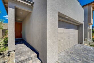 1561 Crowned Eagle St in Las Vegas, NV - Foto de edificio - Building Photo