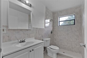 11239 SW 5th Ter in Miami, FL - Foto de edificio - Building Photo