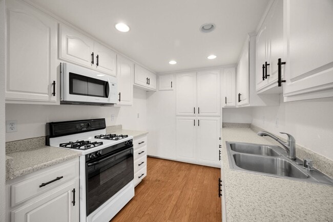 1512 Sherwood Village Cir