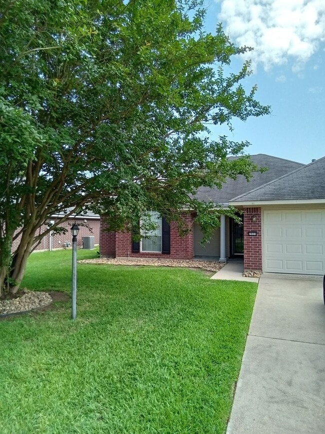 property at 2920 Le Oaks Dr