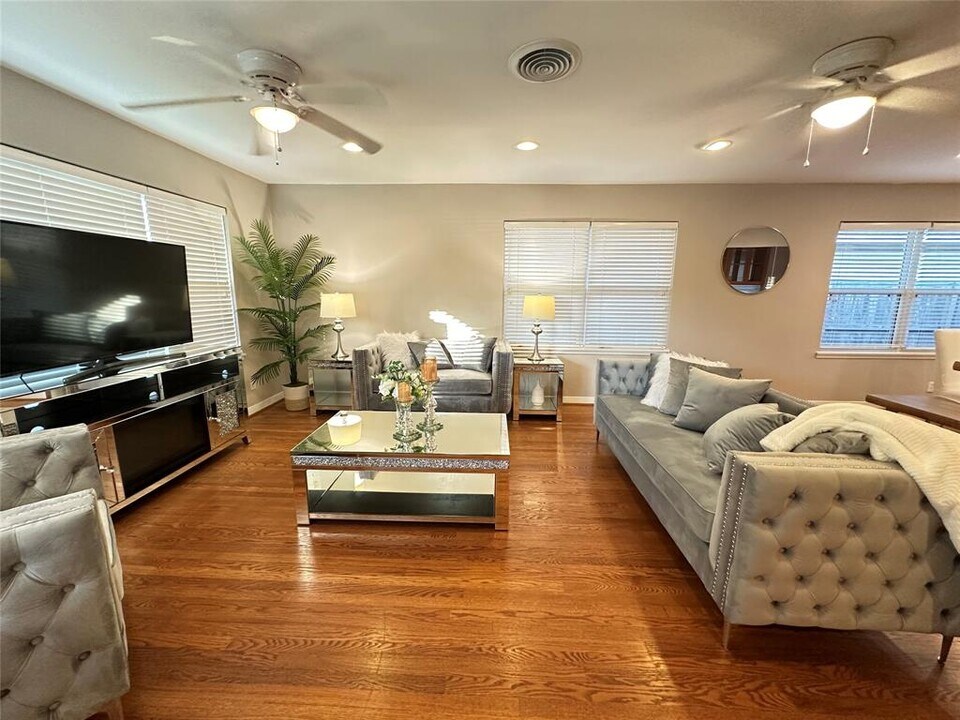 4005 Nenana Dr in Houston, TX - Building Photo
