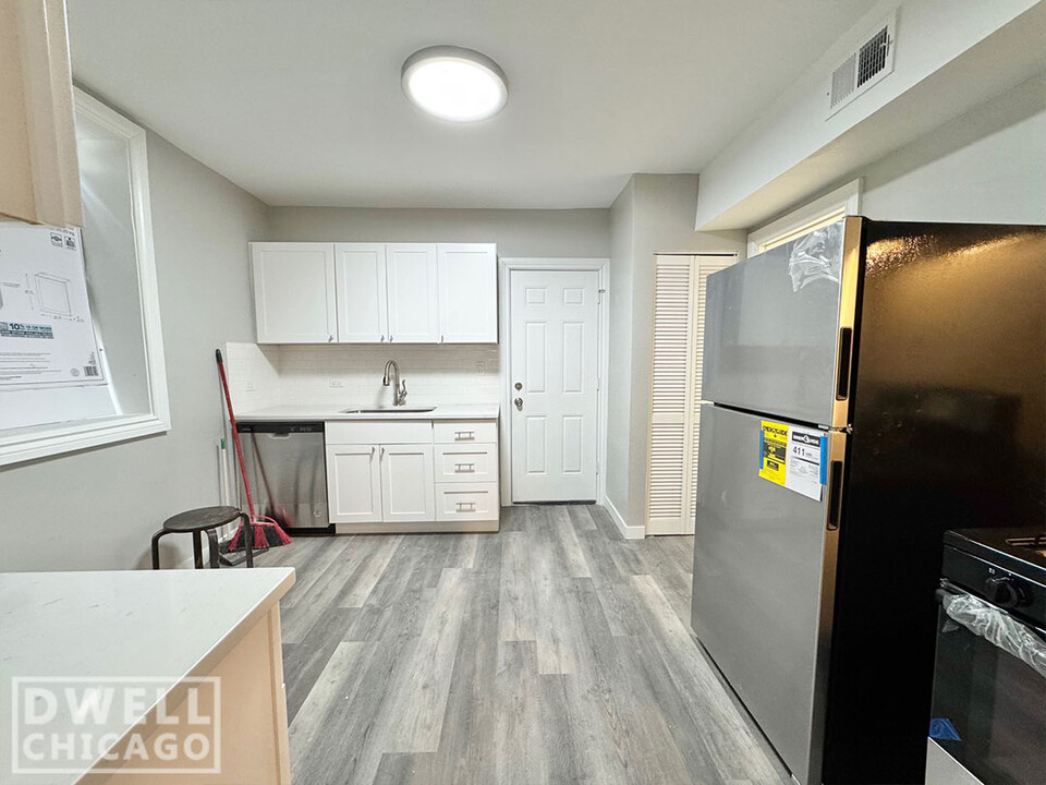 1500 W Walton St, Unit 1546- 3F in Chicago, IL - Building Photo