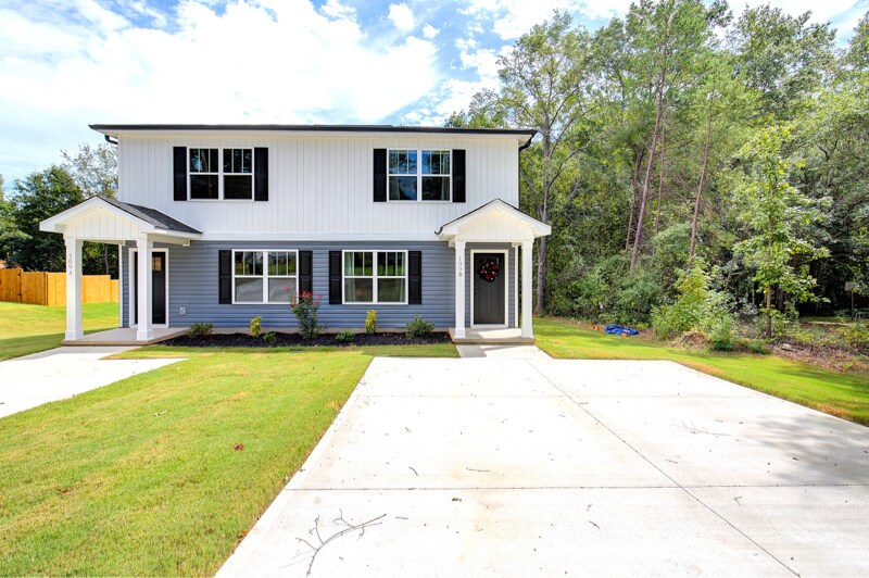 109 S Adams St in Taylors, SC - Building Photo