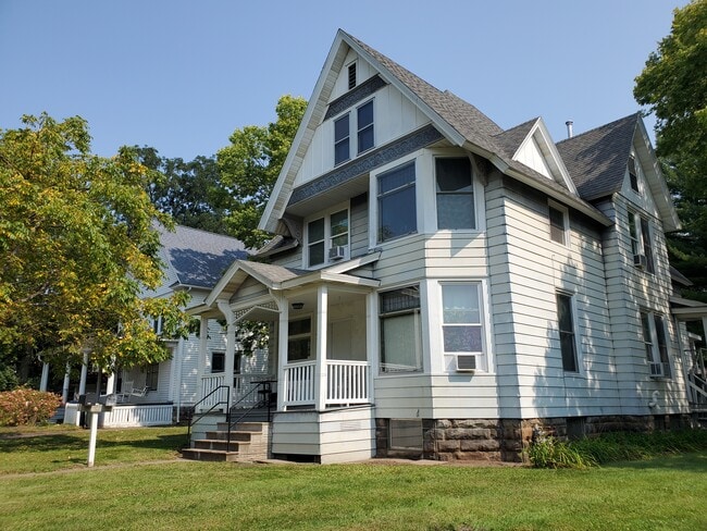 1425 State St, Unit downstairs apartment in Eau Claire, WI - Building Photo - Building Photo