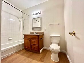 2071 Hussium Hills St, Unit 103 in Las Vegas, NV - Foto de edificio - Building Photo