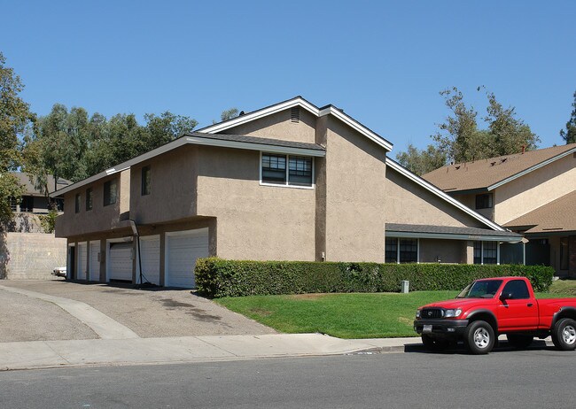 23011 Village Dr in Lake Forest, CA - Foto de edificio - Building Photo