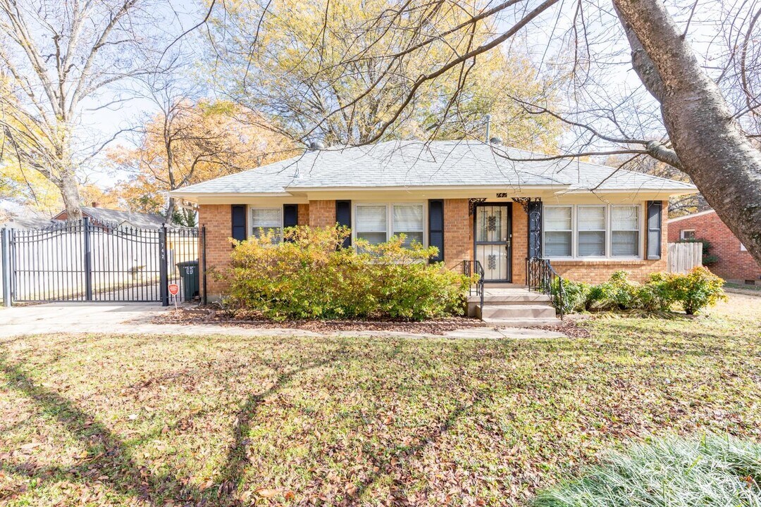 742 Ivy Rd in Memphis, TN - Building Photo
