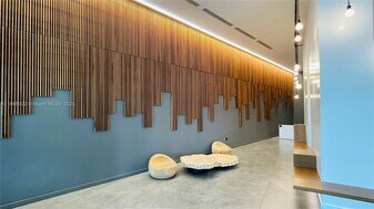 350 S Miami Ave in Miami, FL - Building Photo