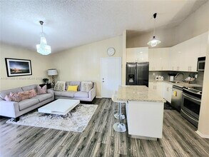 935 NE 199th St in Miami, FL - Building Photo - Building Photo