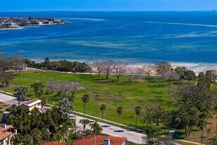 1200 N Shore Dr NE in St. Petersburg, FL - Building Photo