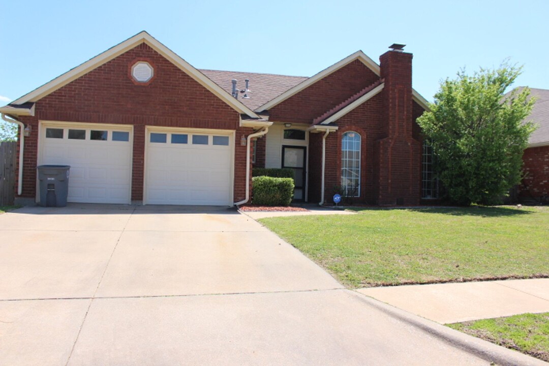 6832 NW Crestwood Dr in Lawton, OK - Foto de edificio