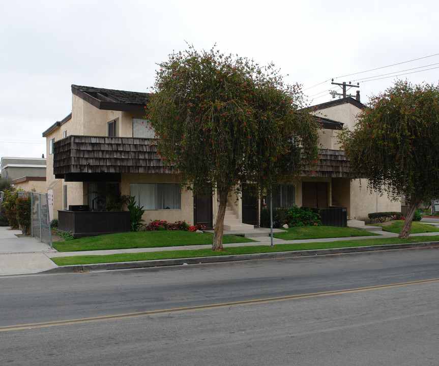 7852 Stark St in Huntington Beach, CA - Building Photo