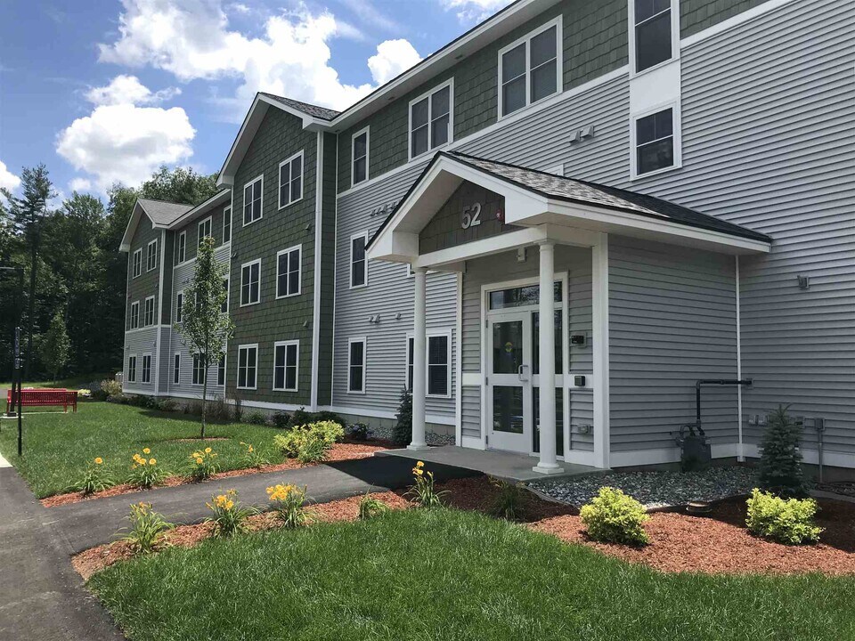 52 E Ridge Dr in Milford, NH - Building Photo