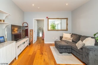 276 Chestnut St in Nutley, NJ - Building Photo - Building Photo