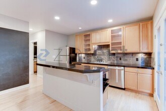 2225 Eastlake Ave E in Seattle, WA - Building Photo - Building Photo