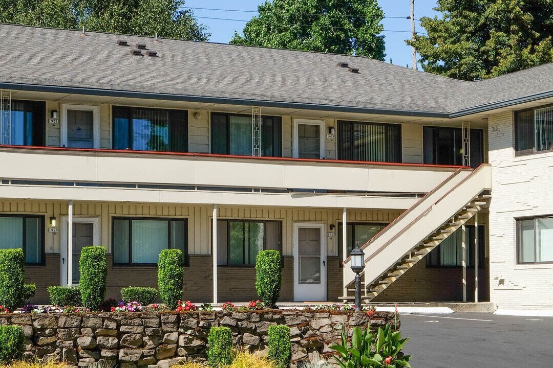 1921 NE Schuyler St in Portland, OR - Building Photo