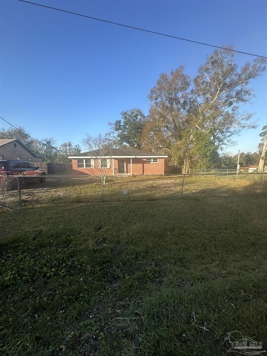 2157 Pauline St in Cantonment, FL - Building Photo