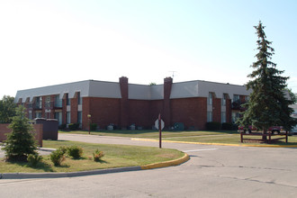 Heritage Square Apartments in Woodhaven, MI - Building Photo - Building Photo