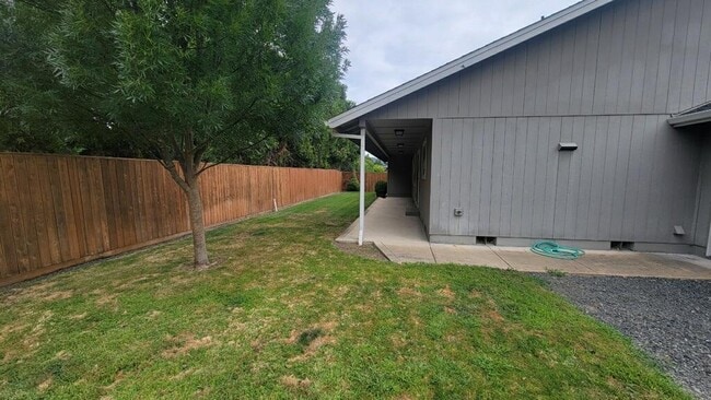 1034 SW Princeton Pl in Grants Pass, OR - Building Photo - Building Photo
