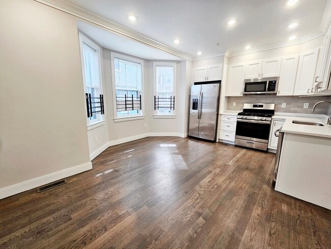 79 Linden St, Unit 1 in Boston, MA - Building Photo - Building Photo