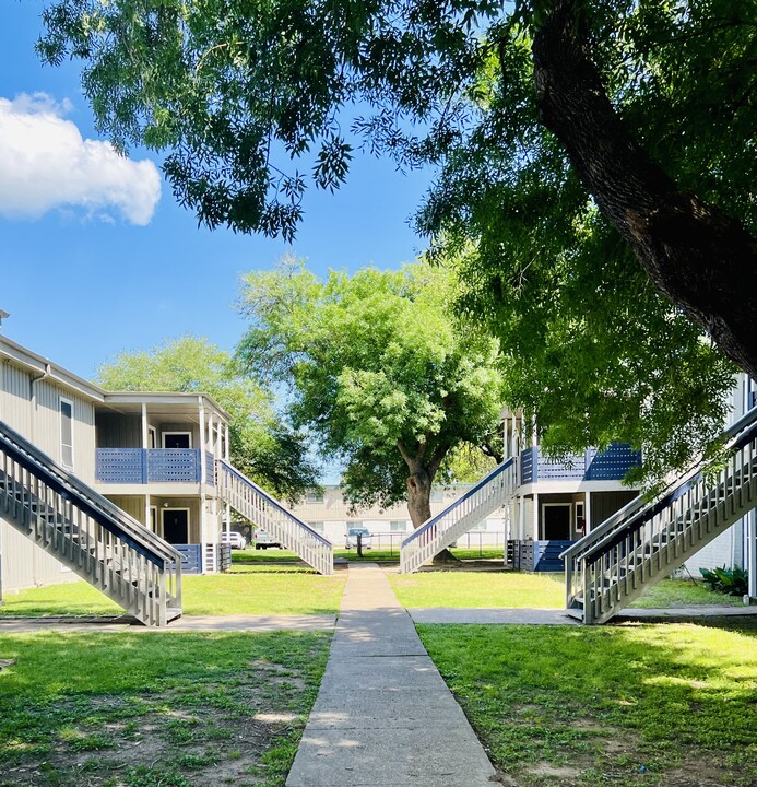 Pearl at Oyster Creek Apartments in Lake Jackson, TX - Foto de edificio