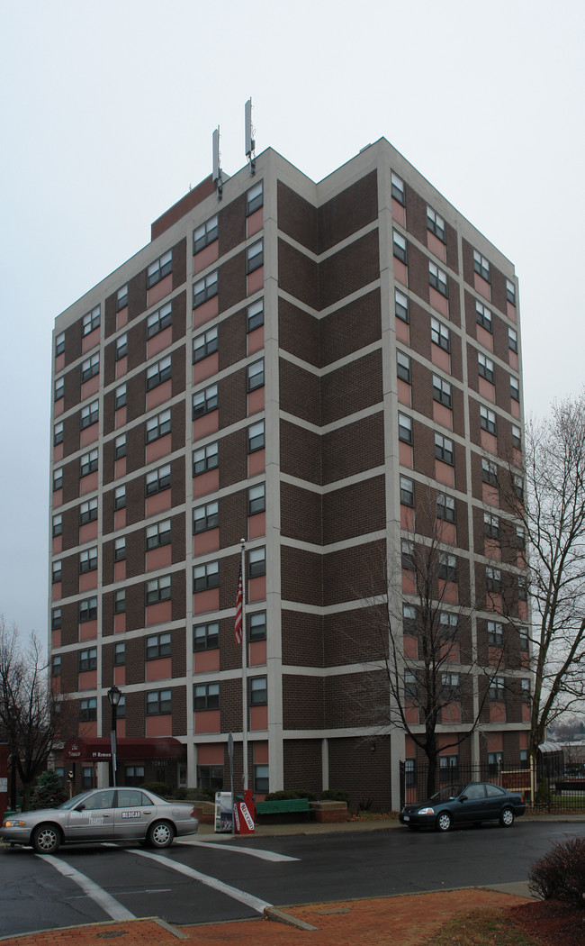 Dr. Jay McDonald Towers in Cohoes, NY - Foto de edificio - Building Photo