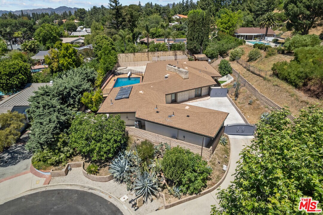 10421 Beckford Ave in Los Angeles, CA - Building Photo