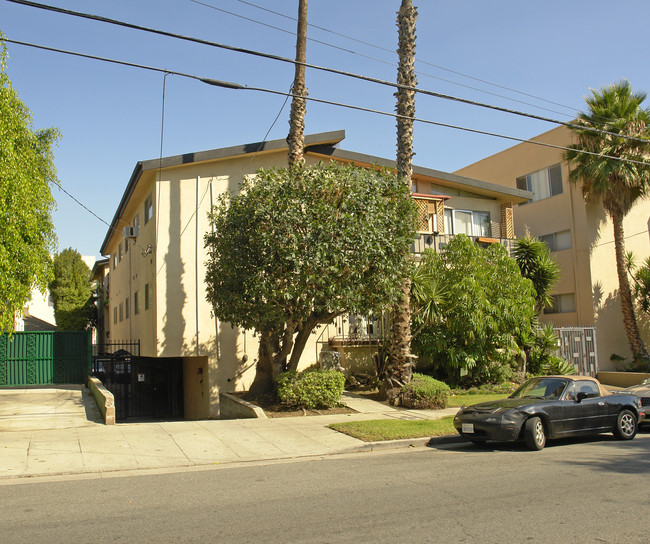1338 N Gardner St in Los Angeles, CA - Foto de edificio - Building Photo
