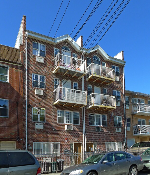 59-26 Xenia St in Corona, NY - Building Photo