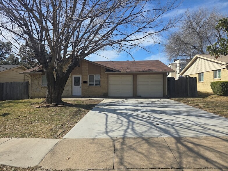 2429 Salmon St in Irving, TX - Building Photo