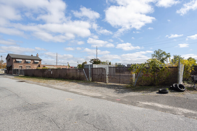 The Gramercy Bay in Bay Shore, NY - Building Photo - Building Photo