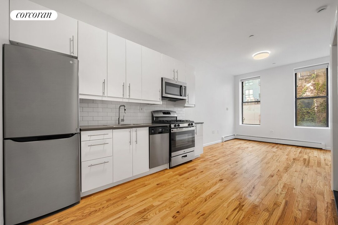 190 Meserole St in Brooklyn, NY - Building Photo