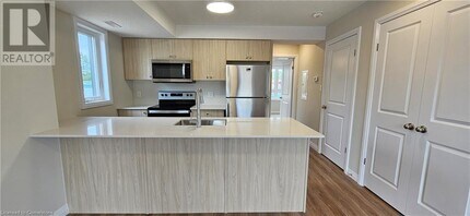 410 Northfield Dr W in Waterloo, ON - Building Photo - Building Photo