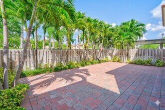 10021 NW 87th Ter in Doral, FL - Foto de edificio - Building Photo