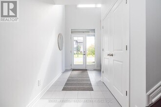 636 Mistwell Ln in Ottawa, ON - Building Photo - Building Photo
