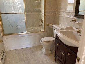 67 E Hawthorne Ave in Valley Stream, NY - Building Photo - Building Photo