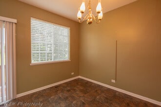 1890 Fredericksburg Ln in Aurora, IL - Building Photo - Building Photo