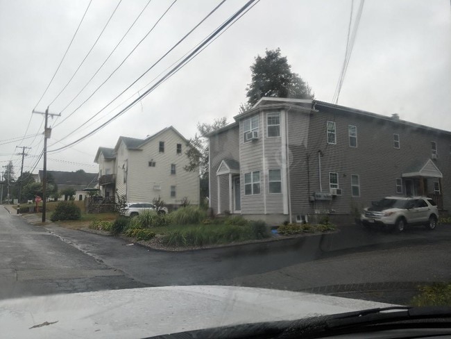 14 Brandon Rd, Unit Top Floor - Front in Dudley, MA - Building Photo - Building Photo