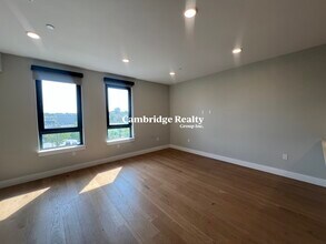 15 Central St, Unit 310A in Somerville, MA - Foto de edificio - Building Photo
